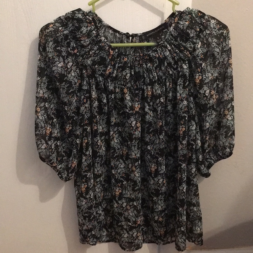 Floral puff short sleeve blouse.